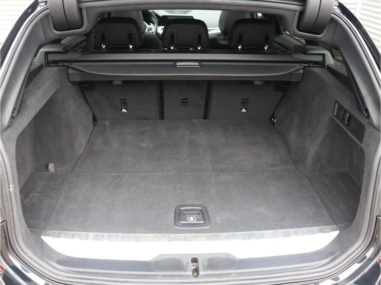 BMW 3-SERIE Touring 330e xDrive | M Sportpakket | Panodak | Head-Up | Adaptive Cruise Control | Hi-Fi | Comfort Access | Driving Assistant | Laserlight | 19'' LMV