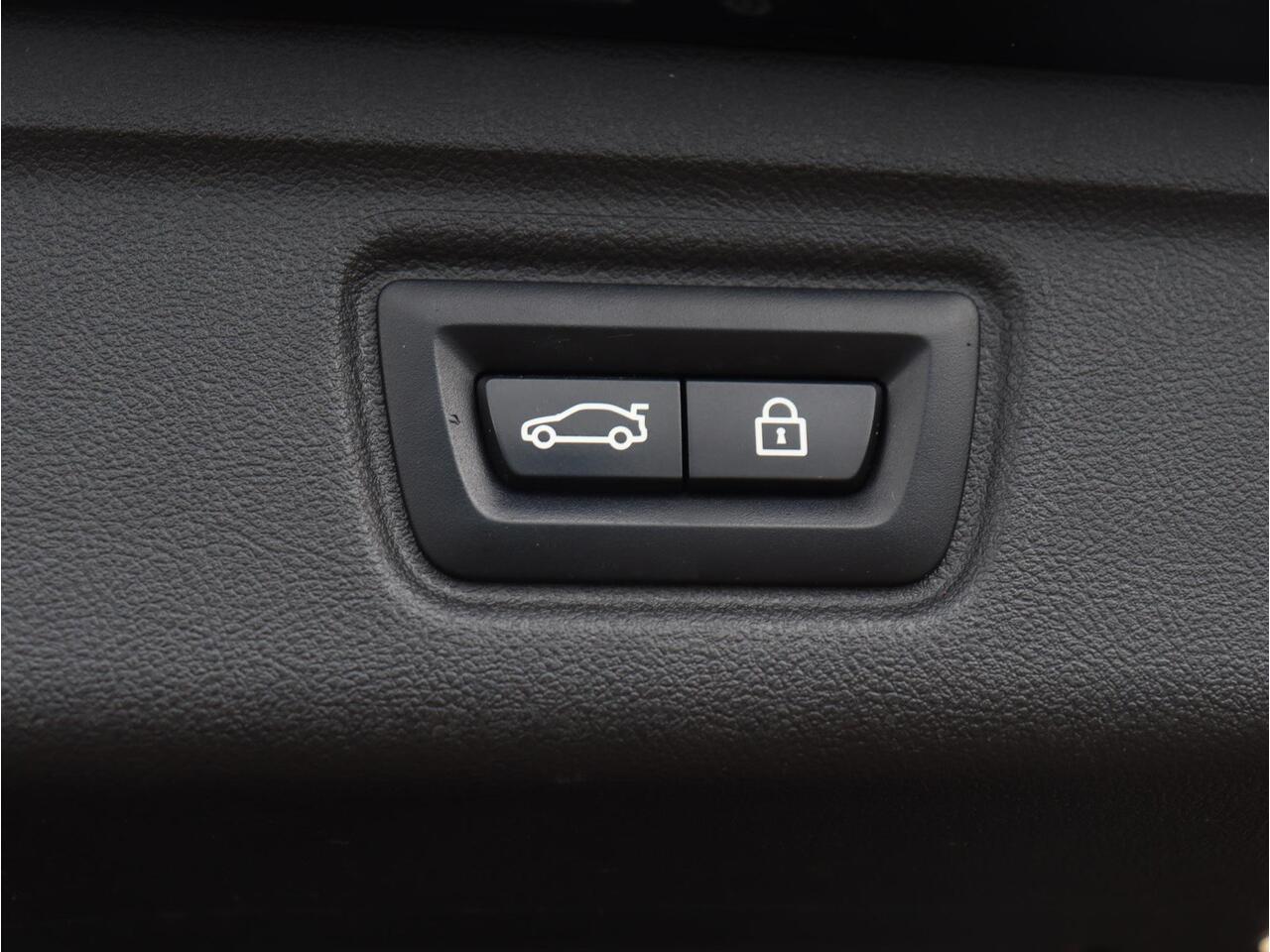 BMW 3-SERIE Touring 330e xDrive | M Sportpakket | Panodak | Head-Up | Adaptive Cruise Control | Hi-Fi | Comfort Access | Driving Assistant | Laserlight | 19'' LMV