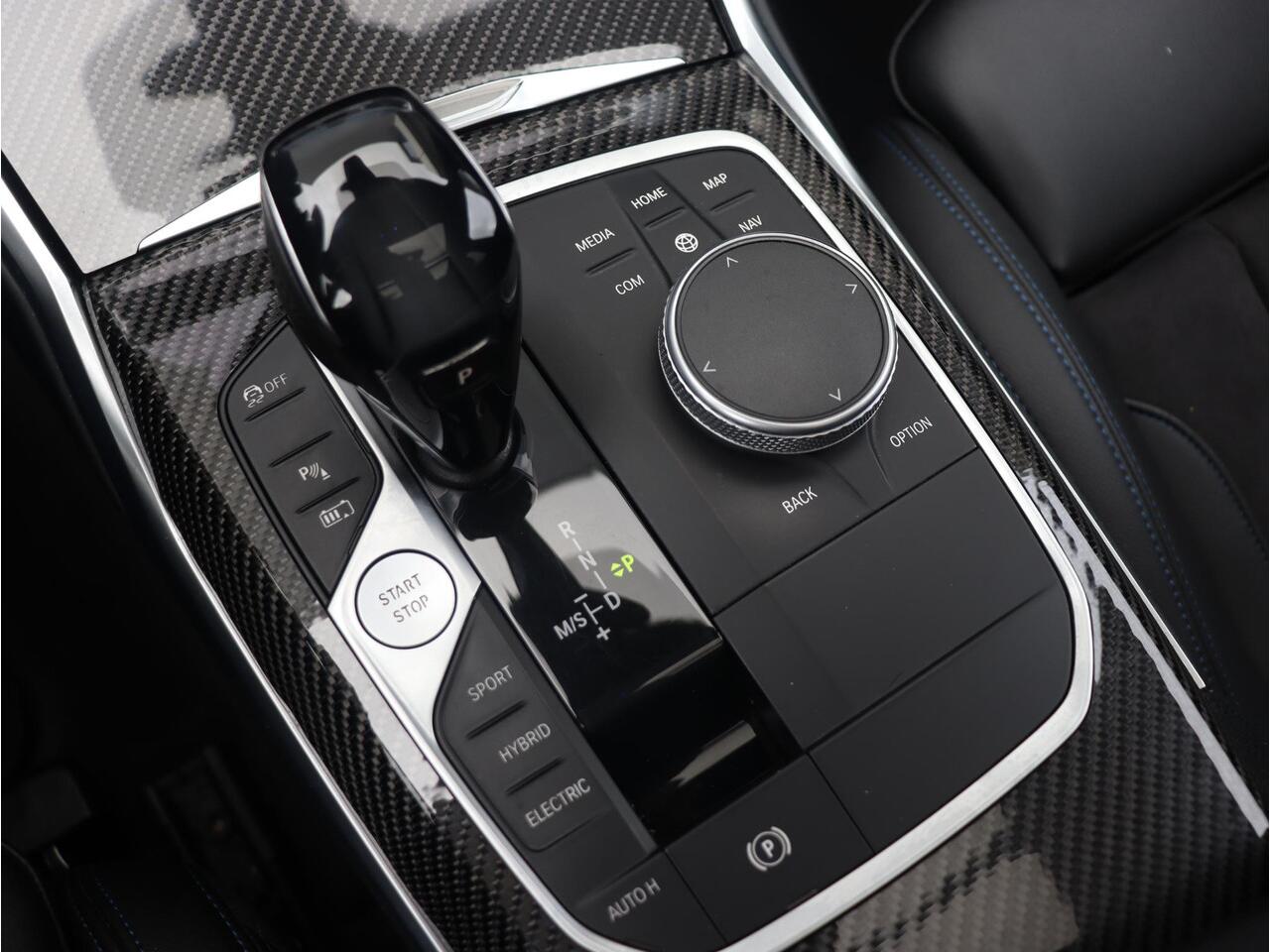 BMW 3-SERIE Touring 330e xDrive | M Sportpakket | Panodak | Head-Up | Adaptive Cruise Control | Hi-Fi | Comfort Access | Driving Assistant | Laserlight | 19'' LMV