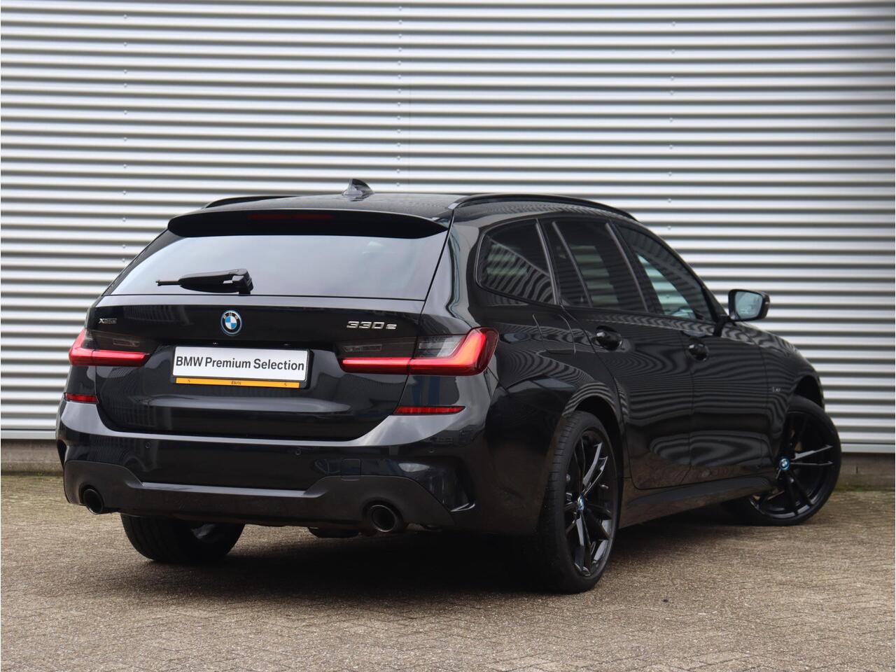 BMW 3-SERIE Touring 330e xDrive | M Sportpakket | Panodak | Head-Up | Adaptive Cruise Control | Hi-Fi | Comfort Access | Driving Assistant | Laserlight | 19'' LMV