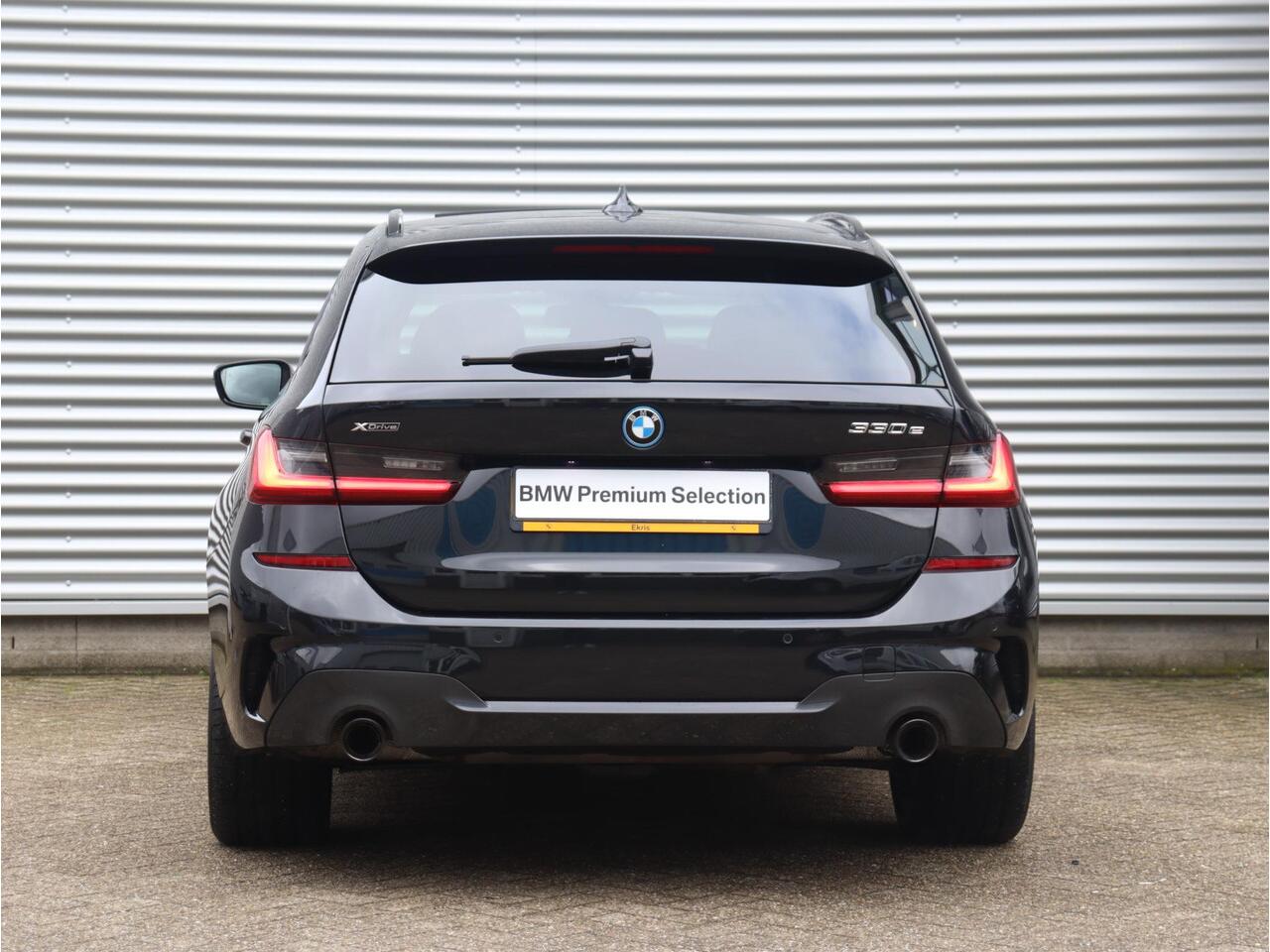 BMW 3-SERIE Touring 330e xDrive | M Sportpakket | Panodak | Head-Up | Adaptive Cruise Control | Hi-Fi | Comfort Access | Driving Assistant | Laserlight | 19'' LMV
