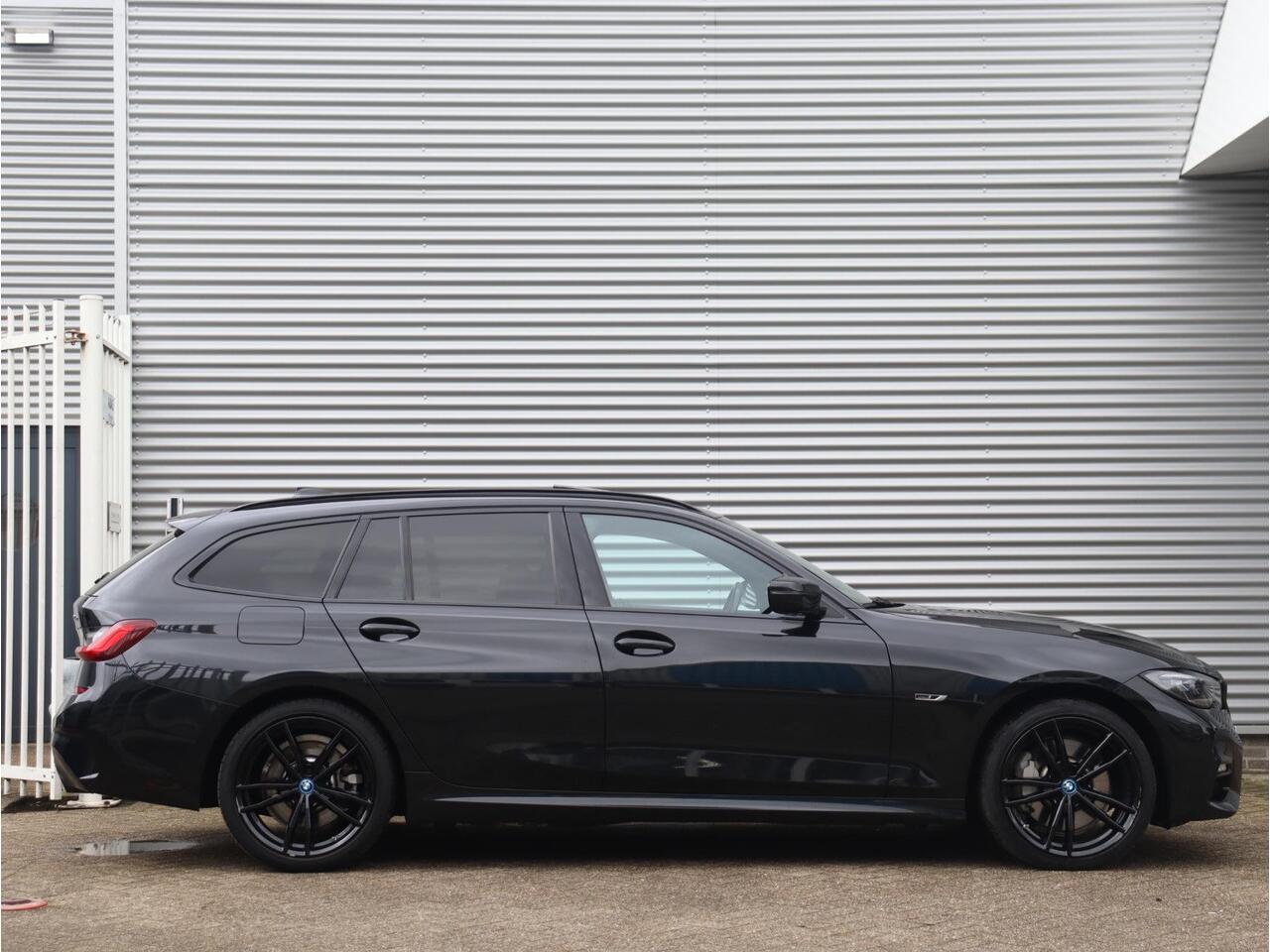 BMW 3-SERIE Touring 330e xDrive | M Sportpakket | Panodak | Head-Up | Adaptive Cruise Control | Hi-Fi | Comfort Access | Driving Assistant | Laserlight | 19'' LMV