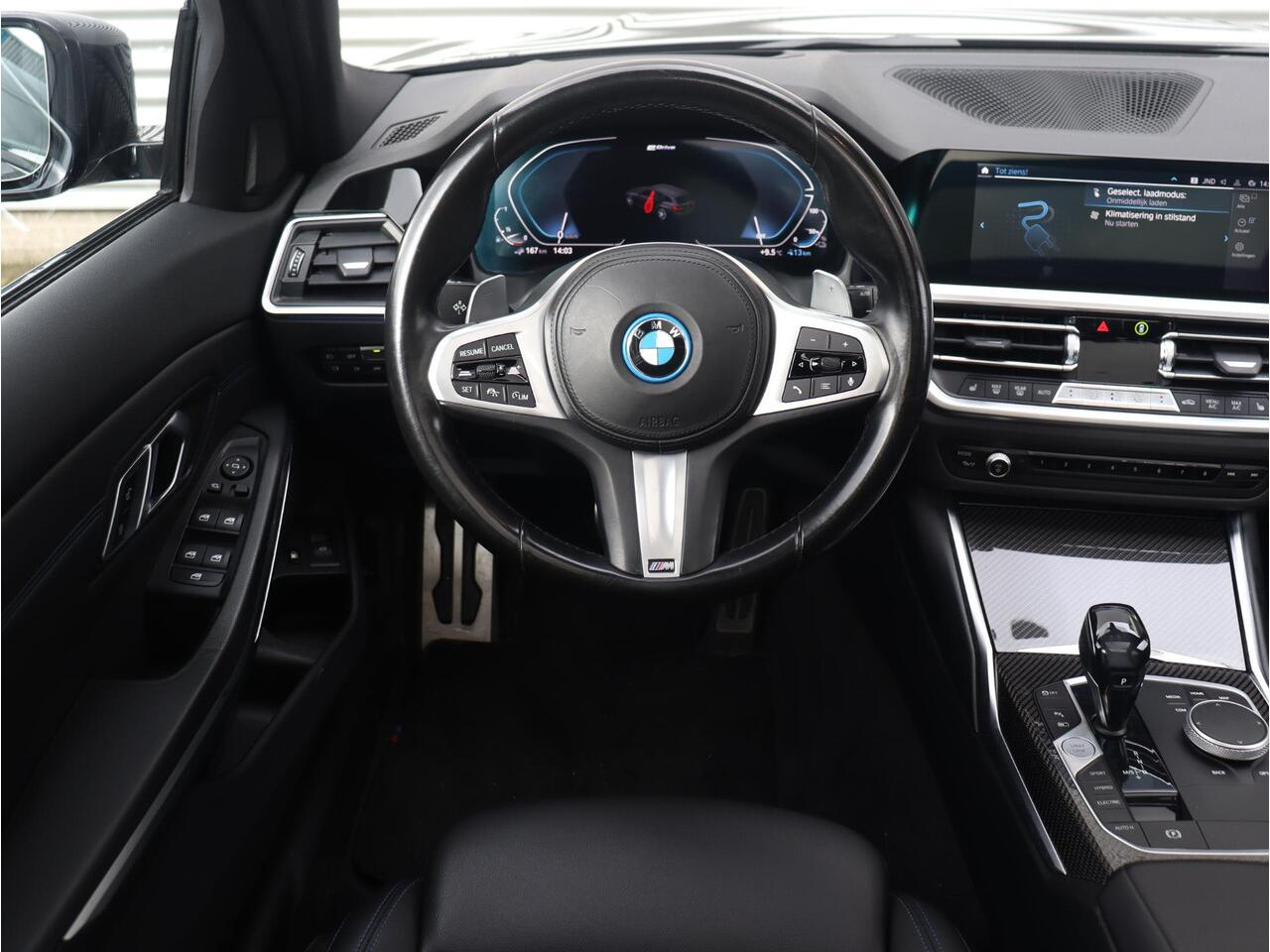 BMW 3-SERIE Touring 330e xDrive | M Sportpakket | Panodak | Head-Up | Adaptive Cruise Control | Hi-Fi | Comfort Access | Driving Assistant | Laserlight | 19'' LMV