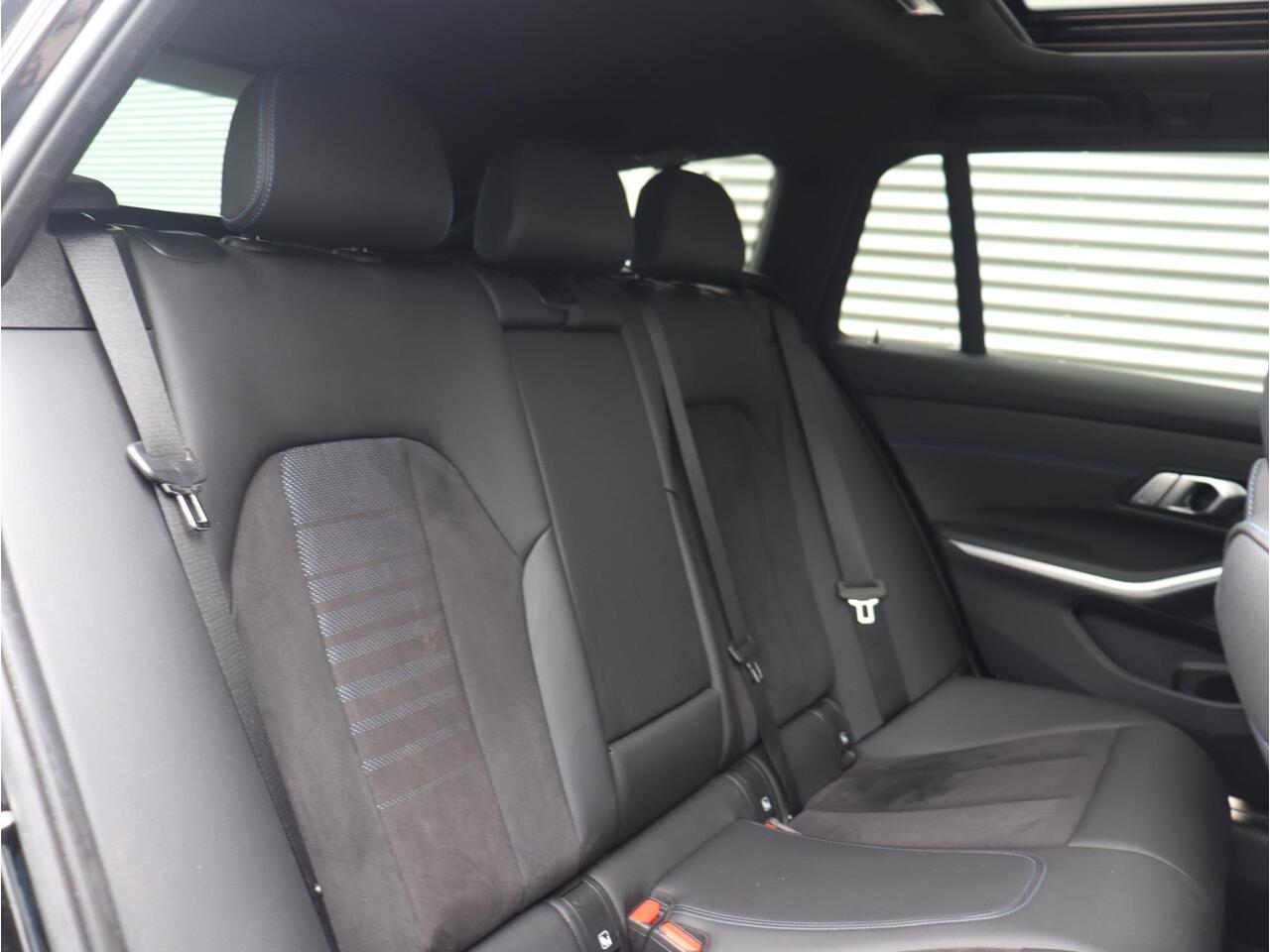 BMW 3-SERIE Touring 330e xDrive | M Sportpakket | Panodak | Head-Up | Adaptive Cruise Control | Hi-Fi | Comfort Access | Driving Assistant | Laserlight | 19'' LMV