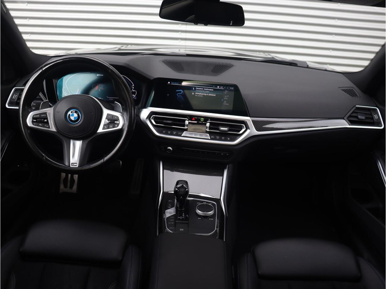 BMW 3-SERIE Touring 330e xDrive | M Sportpakket | Panodak | Head-Up | Adaptive Cruise Control | Hi-Fi | Comfort Access | Driving Assistant | Laserlight | 19'' LMV