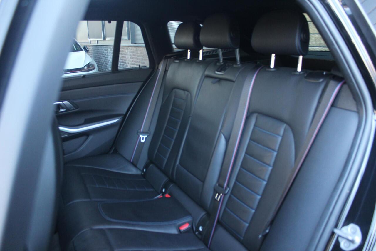 BMW 3-SERIE Touring 330e | Panoramadak | M Schaalstoelen | H+K | HUD | Adaptieve cruise Control | LED | 19 Inch