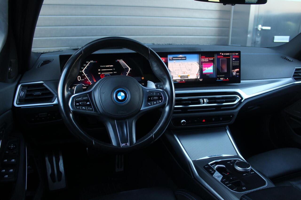 BMW 3-SERIE Touring 330e | Panoramadak | M Schaalstoelen | H+K | HUD | Adaptieve cruise Control | LED | 19 Inch