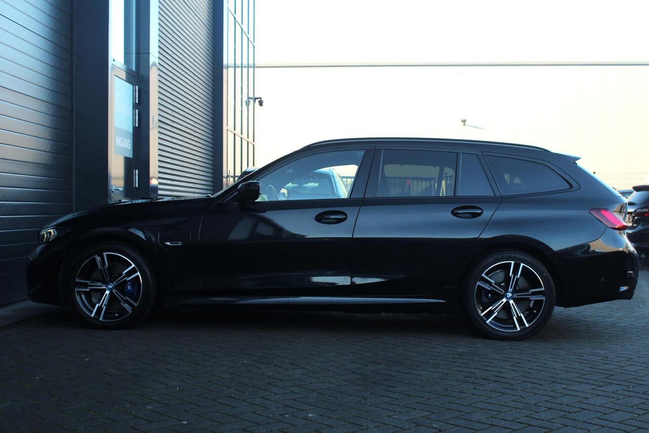 BMW 3-SERIE Touring 330e | Panoramadak | M Schaalstoelen | H+K | HUD | Adaptieve cruise Control | LED | 19 Inch