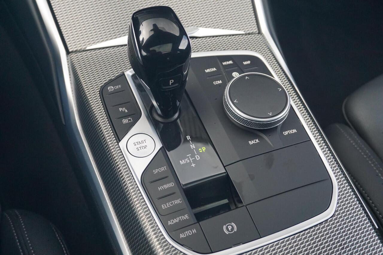 BMW 3-SERIE Sedan 330e M Sportpakket Head-Up Display / Elektrisch verstelbare voorstoelen / Laserlight / Schuif-/kanteldak / M Adaptief onderstel