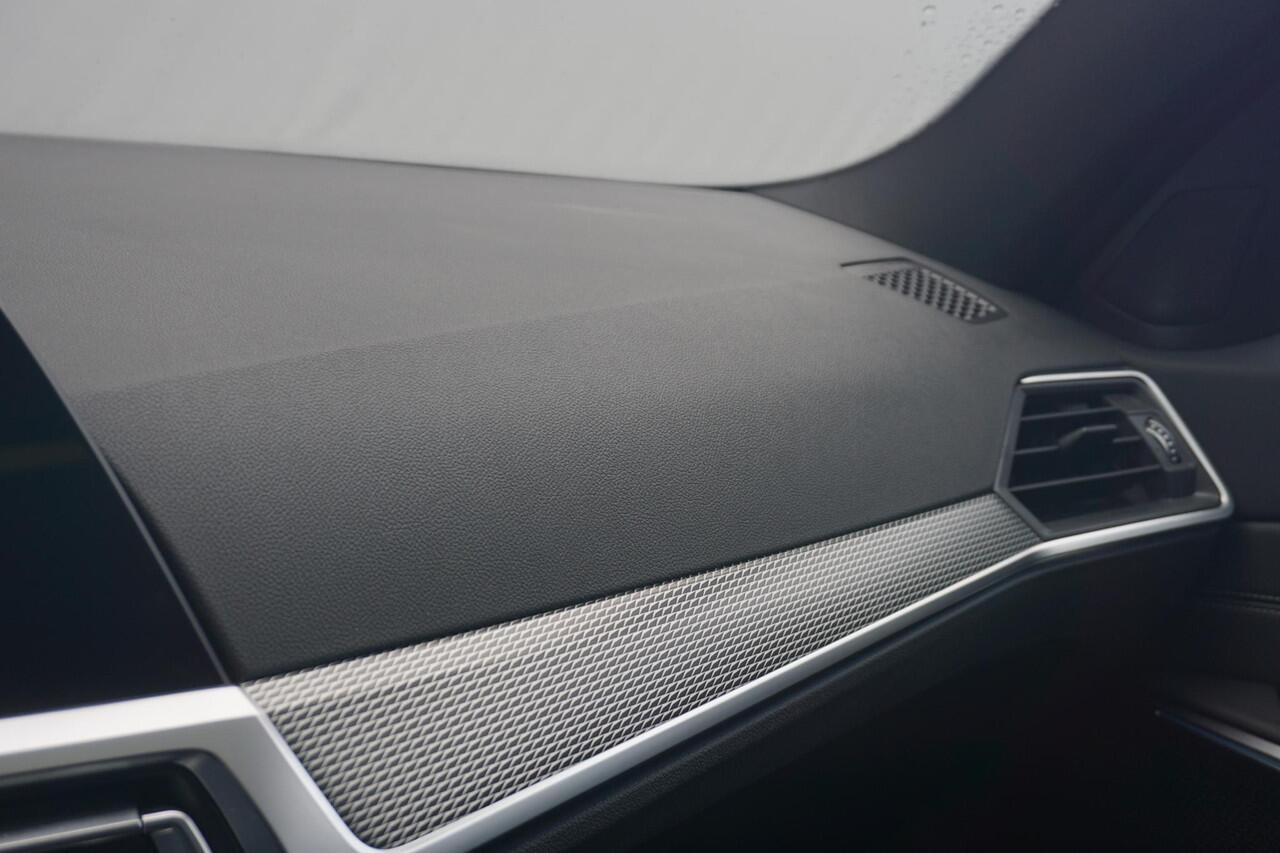 BMW 3-SERIE Sedan 330e M Sportpakket Head-Up Display / Elektrisch verstelbare voorstoelen / Laserlight / Schuif-/kanteldak / M Adaptief onderstel