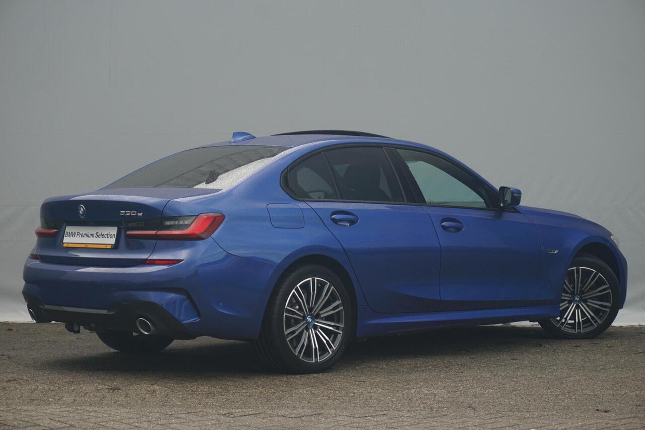 BMW 3-SERIE Sedan 330e M Sportpakket Head-Up Display / Elektrisch verstelbare voorstoelen / Laserlight / Schuif-/kanteldak / M Adaptief onderstel