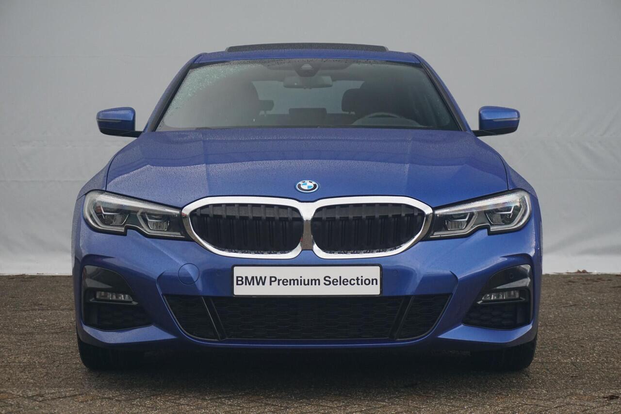 BMW 3-SERIE Sedan 330e M Sportpakket Head-Up Display / Elektrisch verstelbare voorstoelen / Laserlight / Schuif-/kanteldak / M Adaptief onderstel