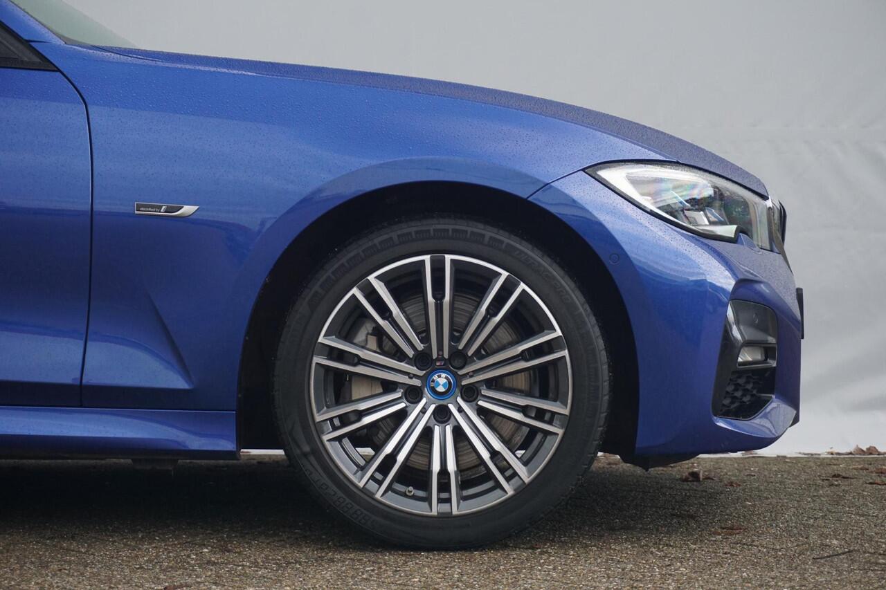 BMW 3-SERIE Sedan 330e M Sportpakket Head-Up Display / Elektrisch verstelbare voorstoelen / Laserlight / Schuif-/kanteldak / M Adaptief onderstel