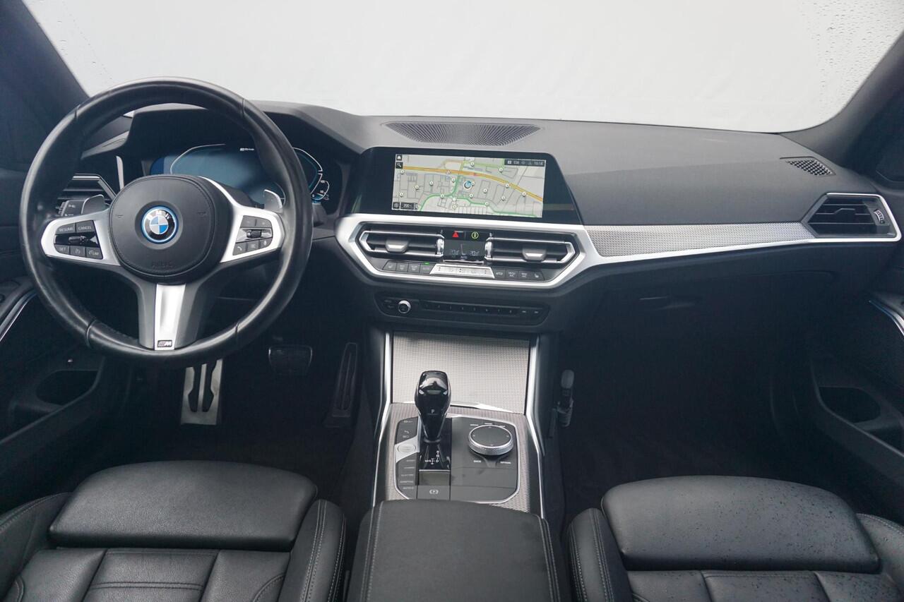 BMW 3-SERIE Sedan 330e M Sportpakket Head-Up Display / Elektrisch verstelbare voorstoelen / Laserlight / Schuif-/kanteldak / M Adaptief onderstel