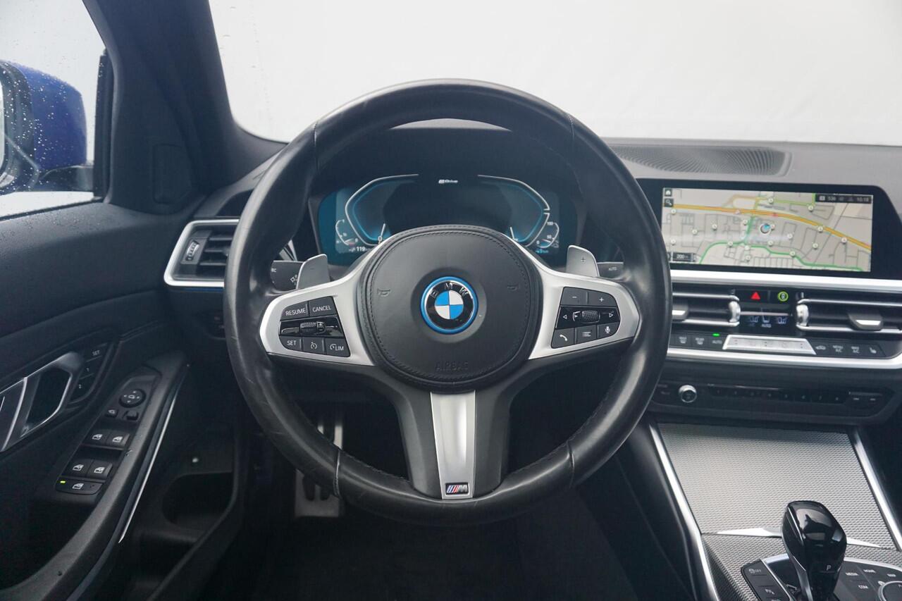 BMW 3-SERIE Sedan 330e M Sportpakket Head-Up Display / Elektrisch verstelbare voorstoelen / Laserlight / Schuif-/kanteldak / M Adaptief onderstel