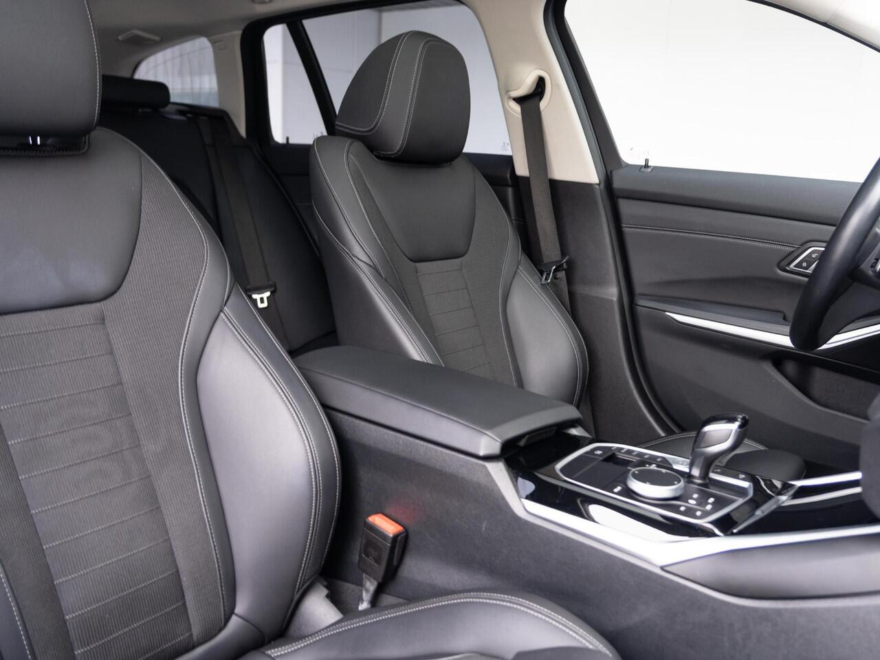 BMW 3-SERIE Touring 330e | Innovationspakket | Comfort Access | Achteruitrijcamera | Panoramadak | Stoelverwarming | Head-Up Display | 19''