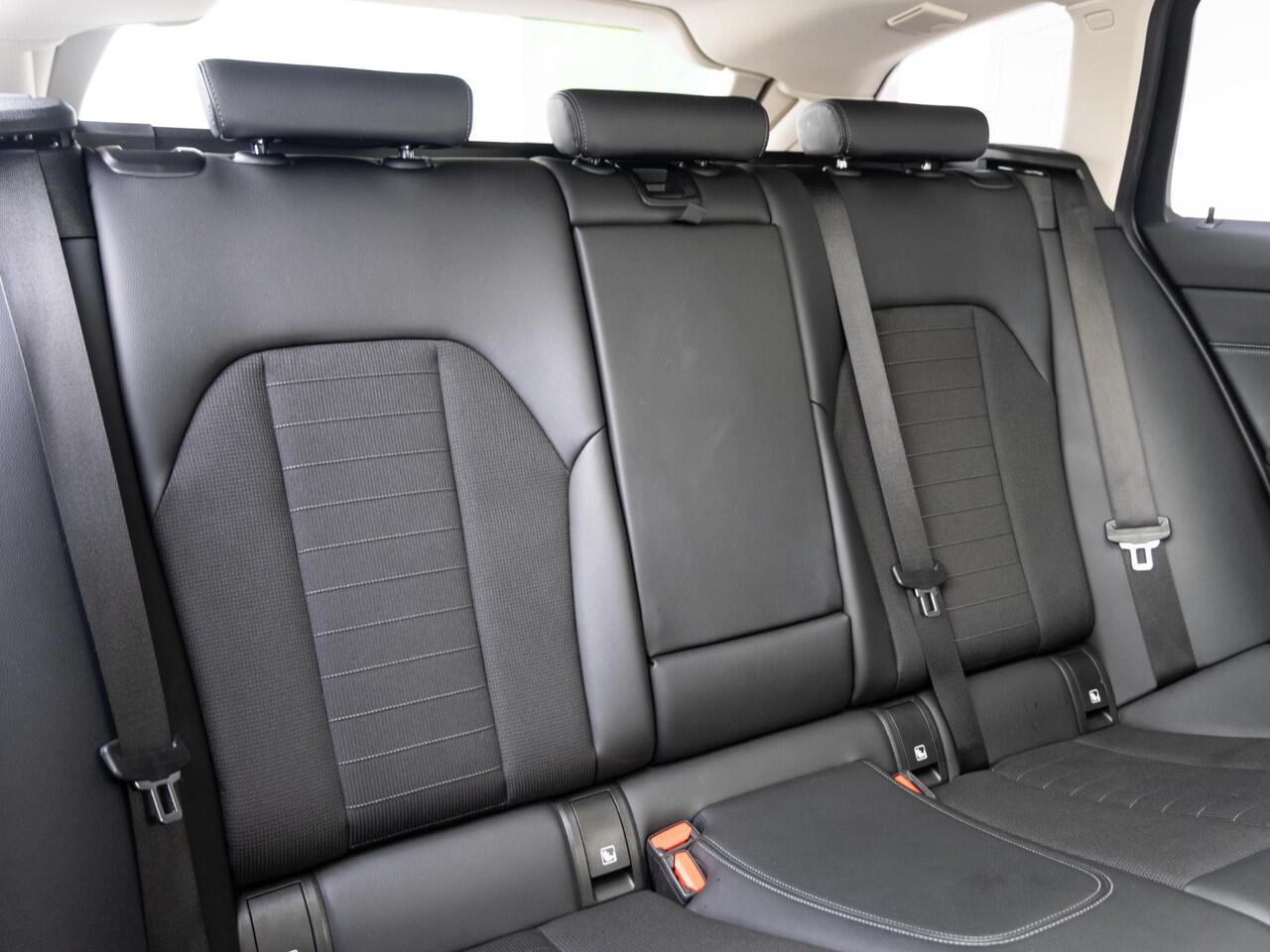 BMW 3-SERIE Touring 330e | Innovationspakket | Comfort Access | Achteruitrijcamera | Panoramadak | Stoelverwarming | Head-Up Display | 19''