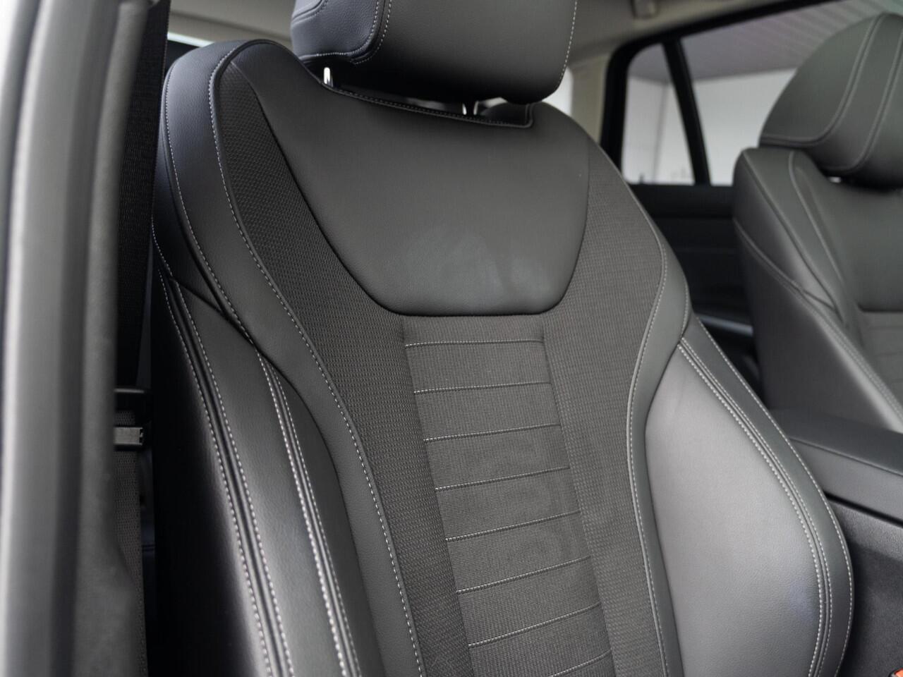 BMW 3-SERIE Touring 330e | Innovationspakket | Comfort Access | Achteruitrijcamera | Panoramadak | Stoelverwarming | Head-Up Display | 19''