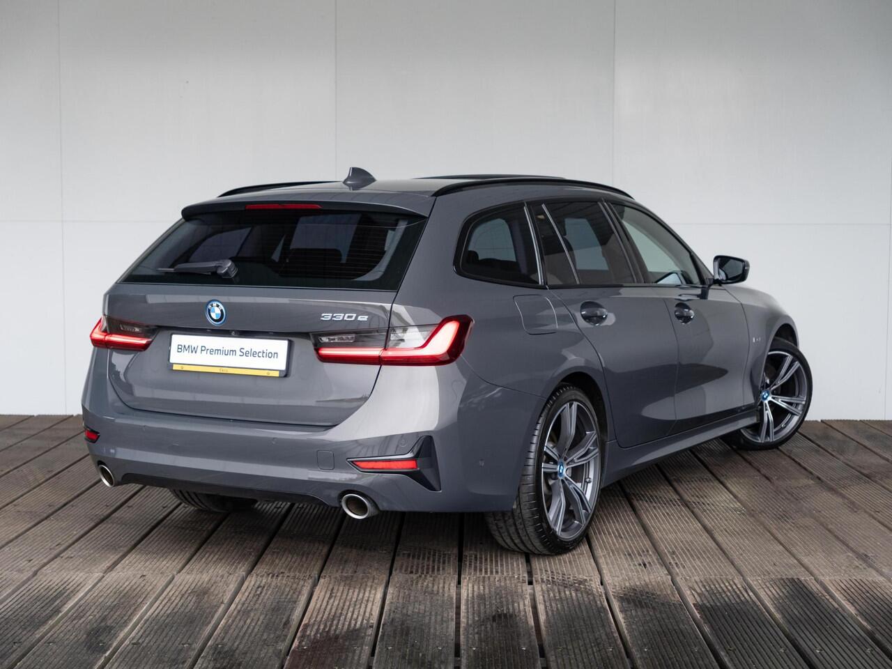 BMW 3-SERIE Touring 330e | Innovationspakket | Comfort Access | Achteruitrijcamera | Panoramadak | Stoelverwarming | Head-Up Display | 19''