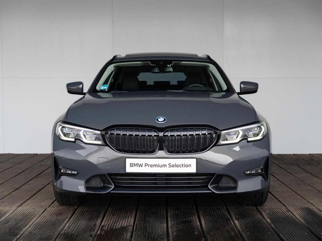 BMW 3-SERIE Touring 330e | Innovationspakket | Comfort Access | Achteruitrijcamera | Panoramadak | Stoelverwarming | Head-Up Display | 19''