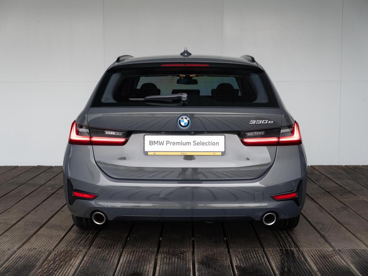 BMW 3-SERIE Touring 330e | Innovationspakket | Comfort Access | Achteruitrijcamera | Panoramadak | Stoelverwarming | Head-Up Display | 19''