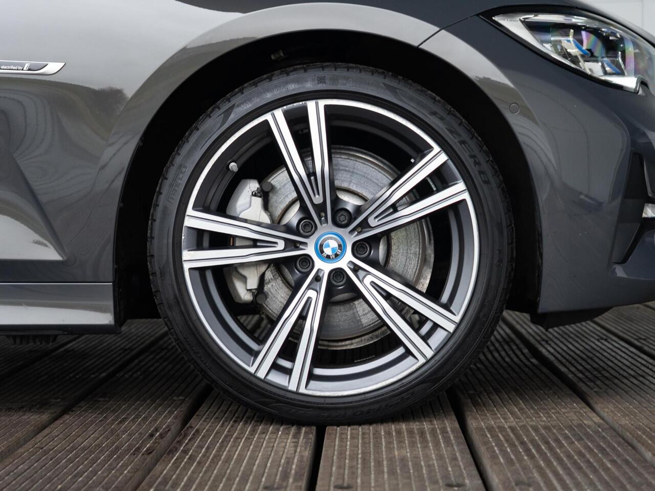 BMW 3-SERIE Touring 330e | Innovationspakket | Comfort Access | Achteruitrijcamera | Panoramadak | Stoelverwarming | Head-Up Display | 19''