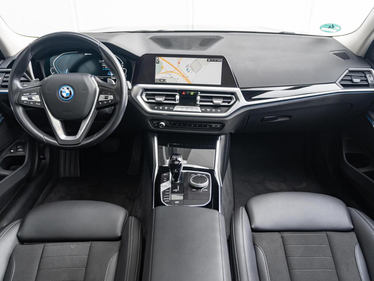 BMW 3-SERIE Touring 330e | Innovationspakket | Comfort Access | Achteruitrijcamera | Panoramadak | Stoelverwarming | Head-Up Display | 19''