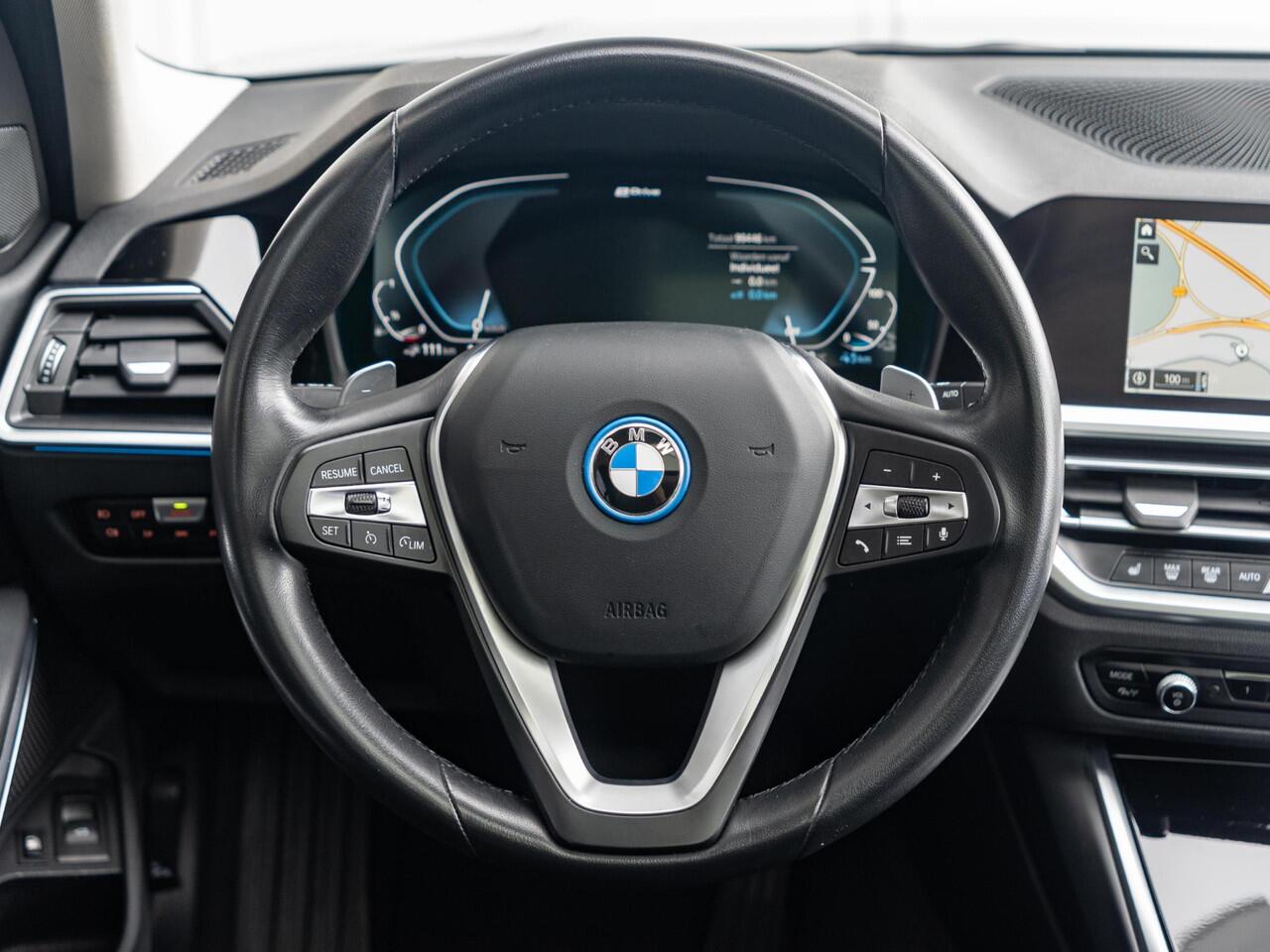 BMW 3-SERIE Touring 330e | Innovationspakket | Comfort Access | Achteruitrijcamera | Panoramadak | Stoelverwarming | Head-Up Display | 19''