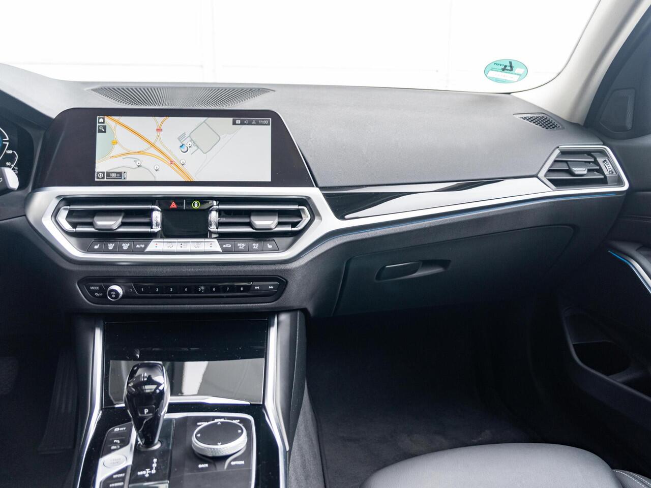 BMW 3-SERIE Touring 330e | Innovationspakket | Comfort Access | Achteruitrijcamera | Panoramadak | Stoelverwarming | Head-Up Display | 19''