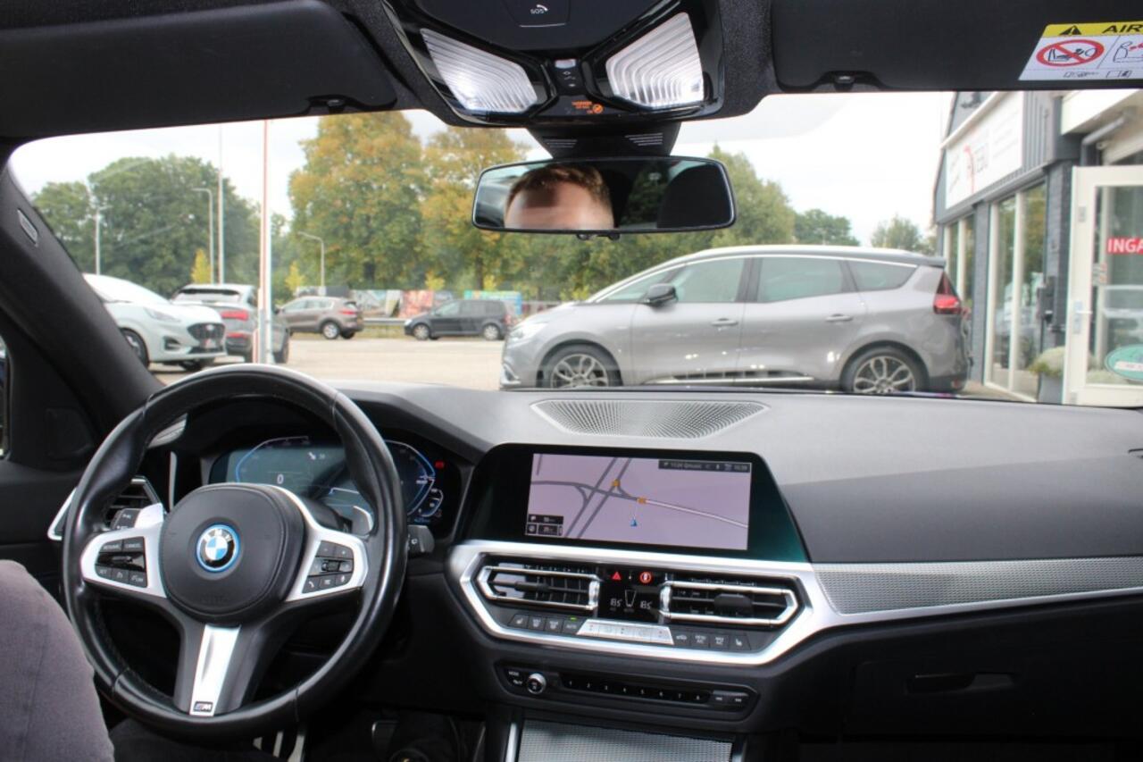 BMW 3-SERIE 330e X-Drive M-Sport High Executive Leder Panorama HEUD 292 PK