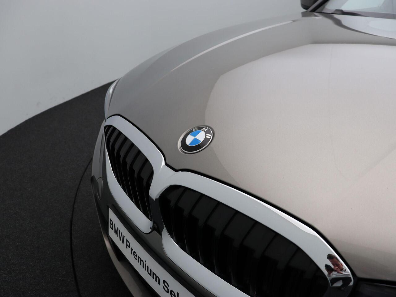 BMW 3-SERIE Touring 330e Business Edition Plus | High Executive | Audio Media Pack | Parking Pack | Safety Pack | Trekhaak | Panoramadak | Head-Up Display | Harman Kardon | 19''