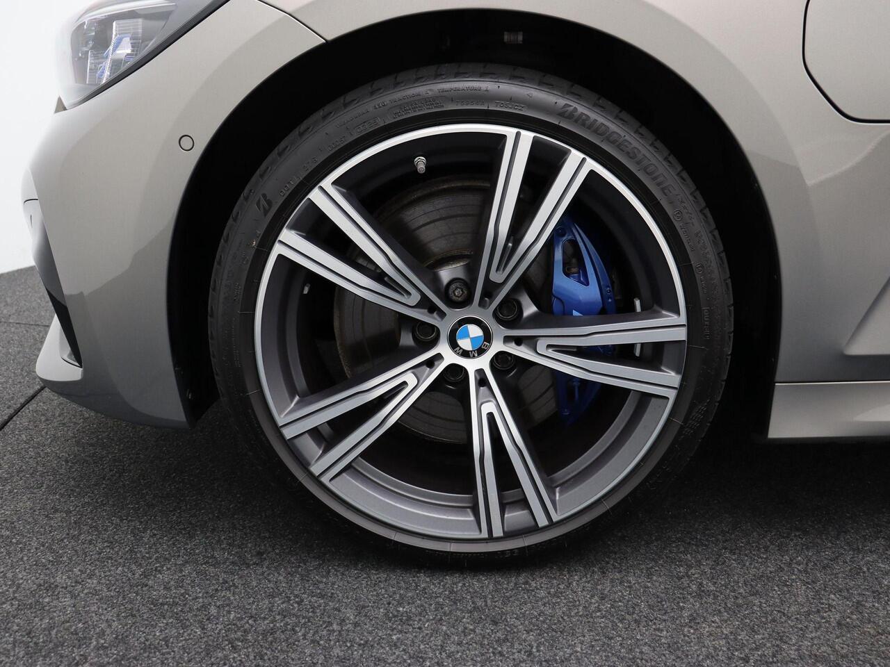 BMW 3-SERIE Touring 330e Business Edition Plus | High Executive | Audio Media Pack | Parking Pack | Safety Pack | Trekhaak | Panoramadak | Head-Up Display | Harman Kardon | 19''