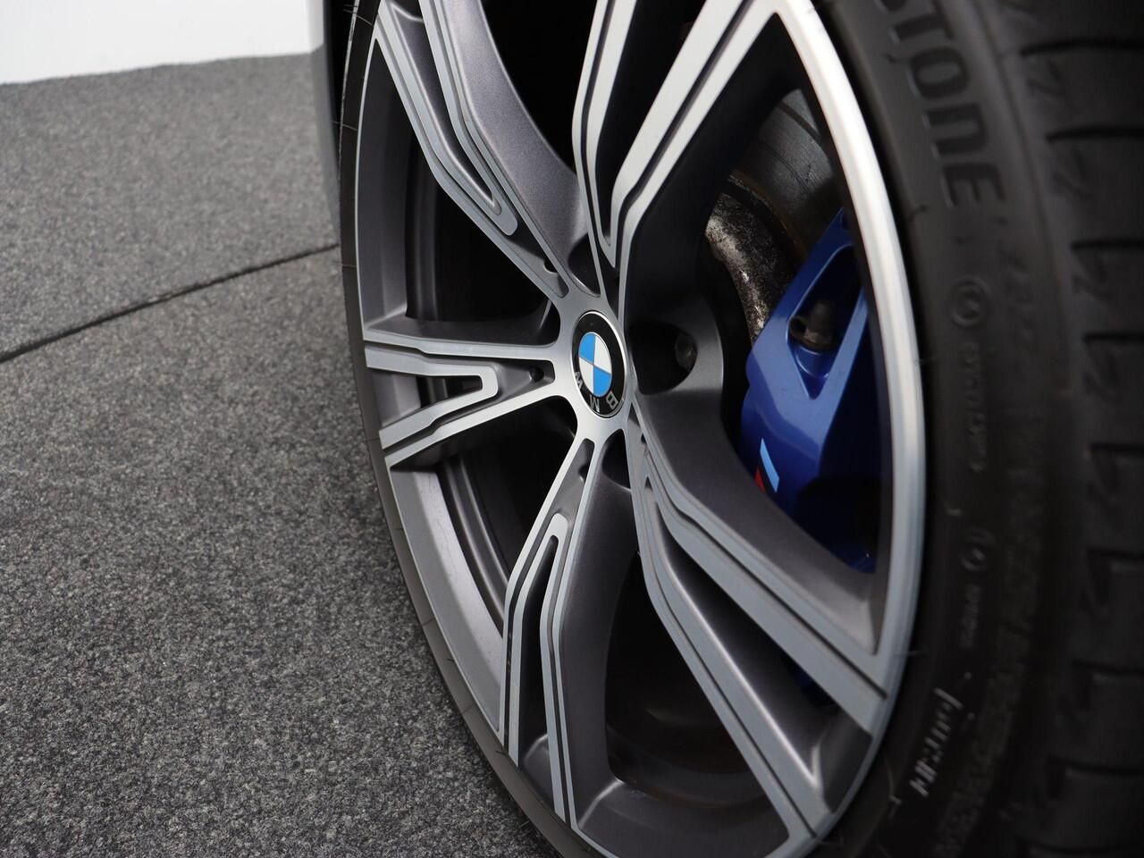 BMW 3-SERIE Touring 330e Business Edition Plus | High Executive | Audio Media Pack | Parking Pack | Safety Pack | Trekhaak | Panoramadak | Head-Up Display | Harman Kardon | 19''