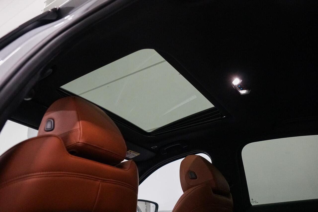 BMW 3-SERIE 320i M-Sport | Schuifdak | Head Up | Tartufo Leder | Carbon