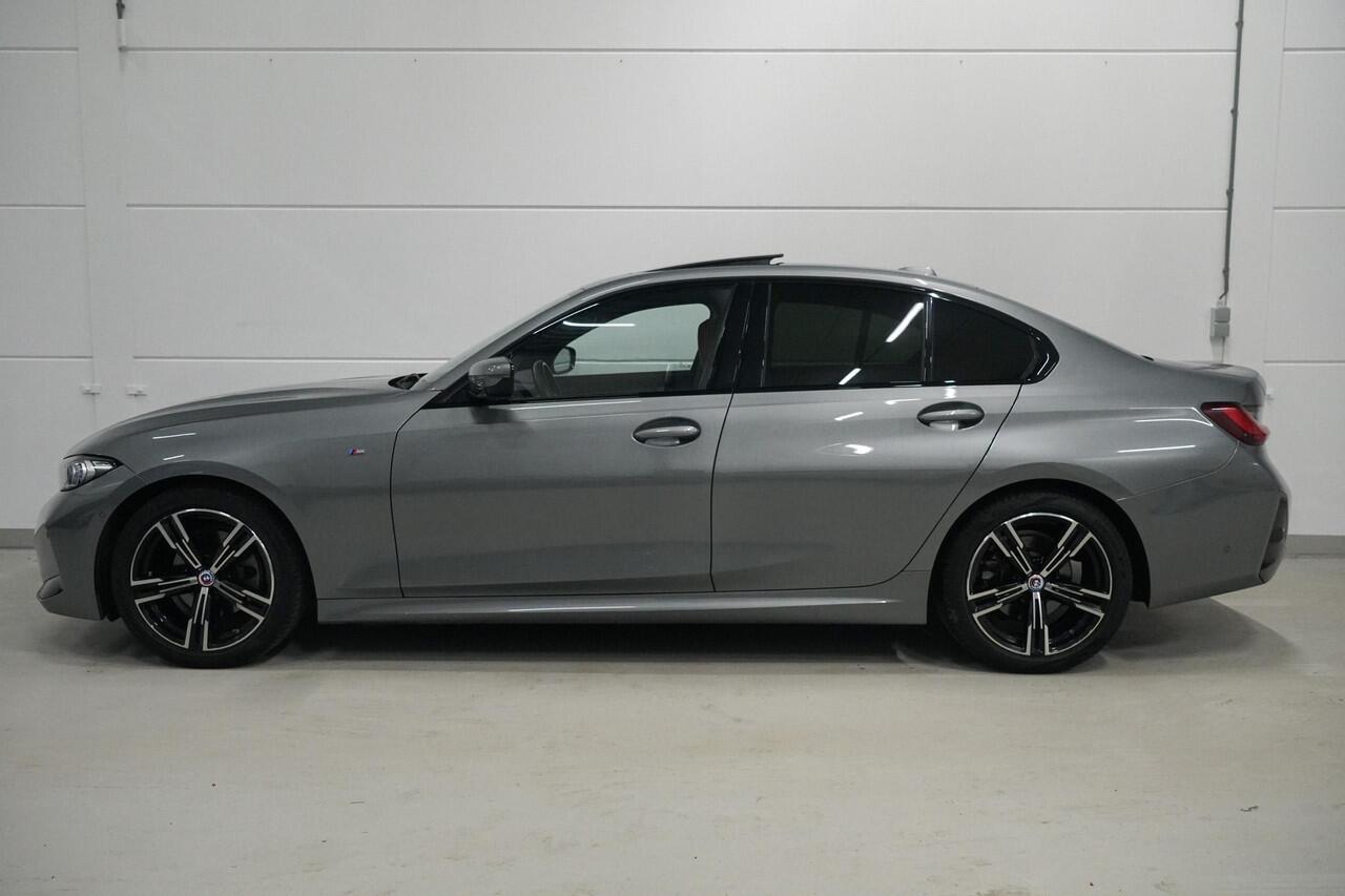 BMW 3-SERIE 320i M-Sport | Schuifdak | Head Up | Tartufo Leder | Carbon