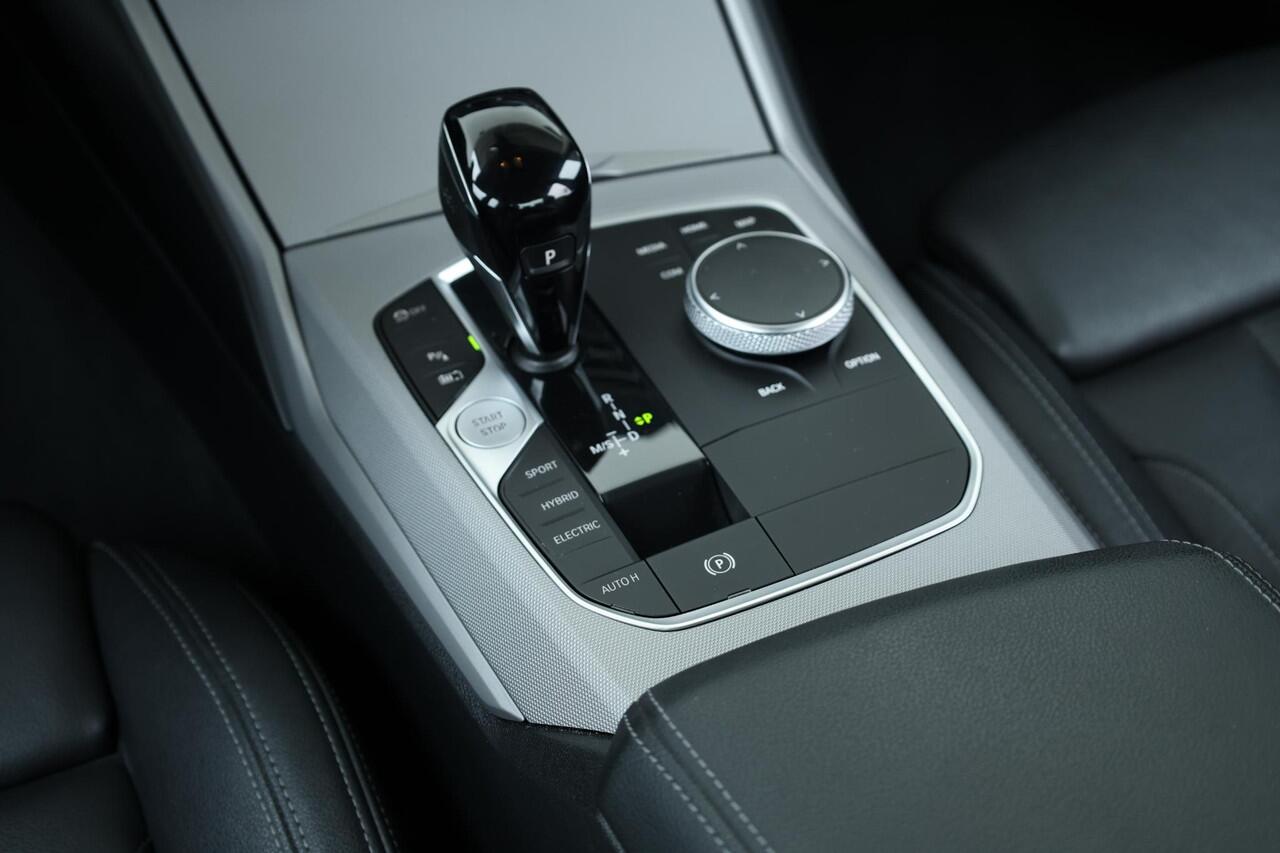 BMW 3-SERIE 320e Business Edition Plus Achteruitrijcamera/ Cruise Control/ HiFi/ Stoelverwarming/ Elektrsiche Stoelen / Lentevoordeel