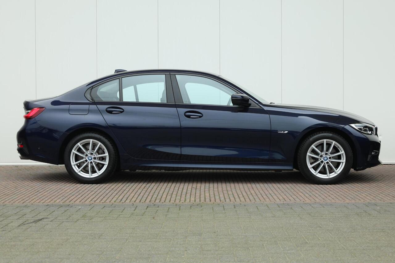 BMW 3-SERIE 320e Business Edition Plus Achteruitrijcamera/ Cruise Control/ HiFi/ Stoelverwarming/ Elektrsiche Stoelen / Lentevoordeel