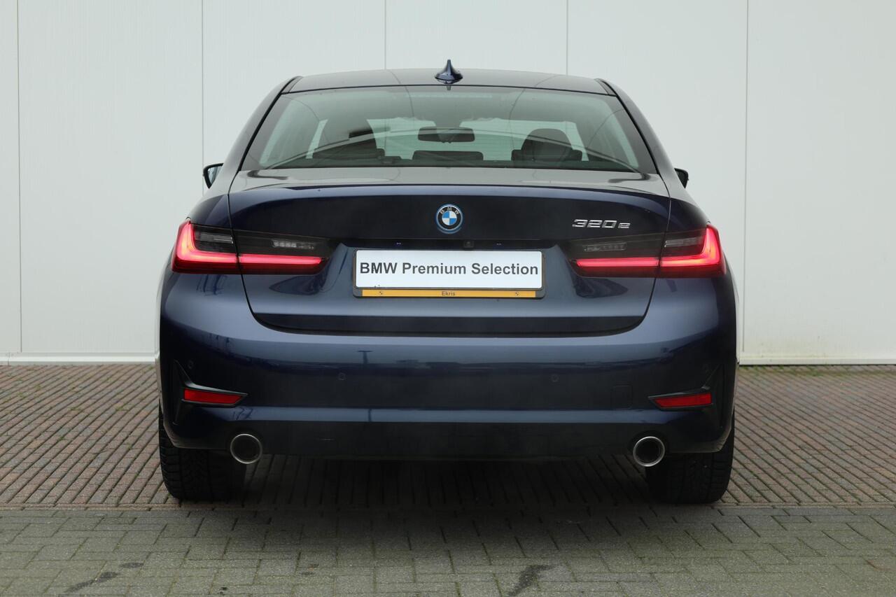 BMW 3-SERIE 320e Business Edition Plus Achteruitrijcamera/ Cruise Control/ HiFi/ Stoelverwarming/ Elektrsiche Stoelen / Lentevoordeel