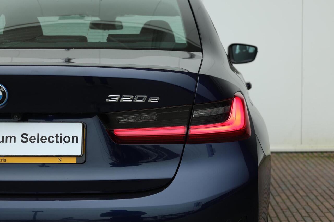 BMW 3-SERIE 320e Business Edition Plus Achteruitrijcamera/ Cruise Control/ HiFi/ Stoelverwarming/ Elektrsiche Stoelen / Lentevoordeel