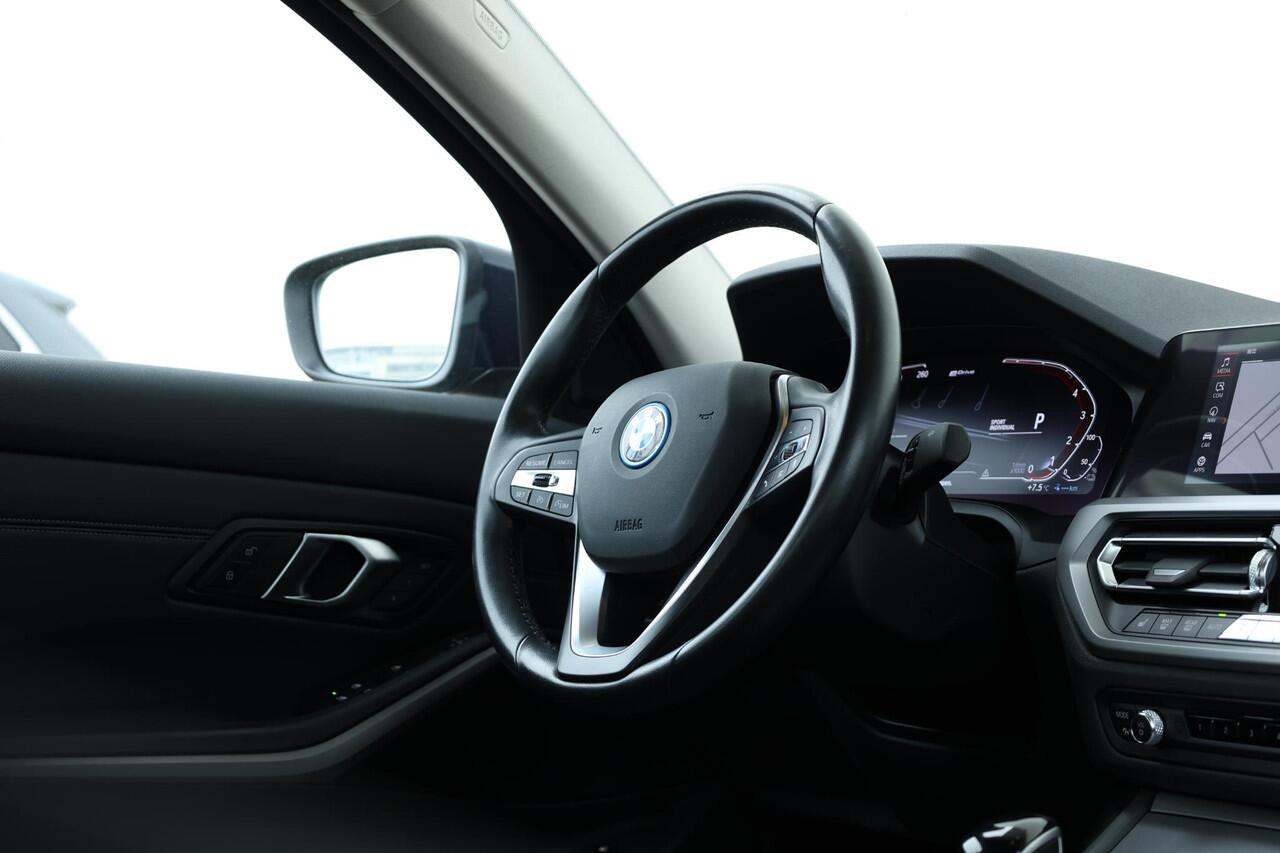 BMW 3-SERIE 320e Business Edition Plus Achteruitrijcamera/ Cruise Control/ HiFi/ Stoelverwarming/ Elektrsiche Stoelen / Lentevoordeel