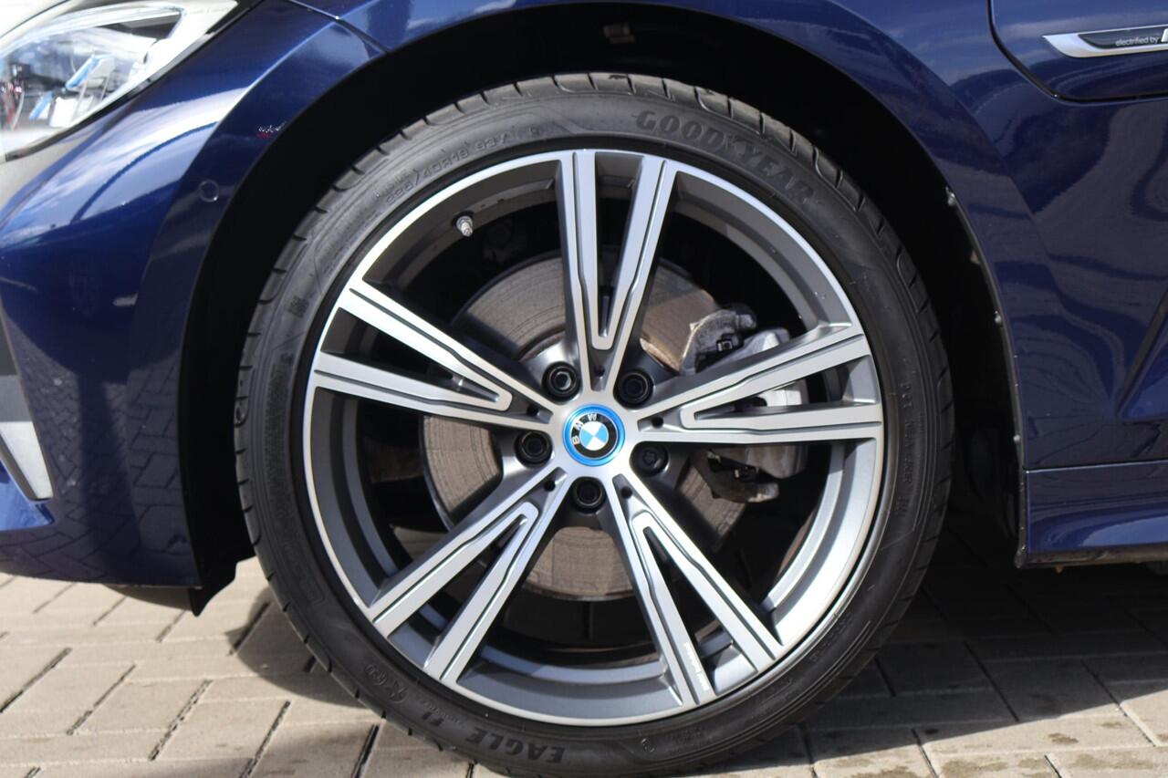 BMW 3-SERIE Sedan 320e | Sportstoelen | Stoelverwarming | HiFi Sound System