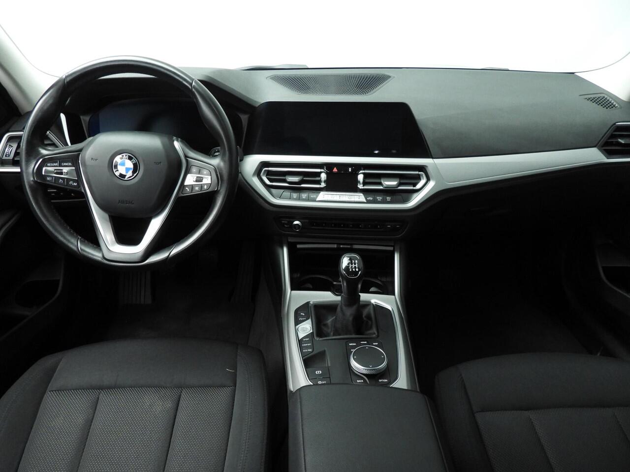 BMW 3-SERIE Sedan 318i | Handbak !! | LED | Navigatie | Trekhaak | Clima | PDC | DAB | Hifi speakers | Alu 16 inch