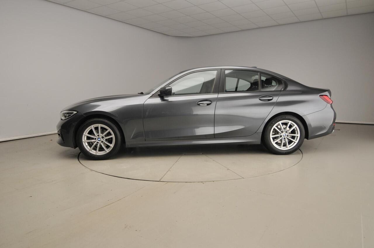 BMW 3-SERIE Sedan 318i | Handbak !! | LED | Navigatie | Trekhaak | Clima | PDC | DAB | Hifi speakers | Alu 16 inch