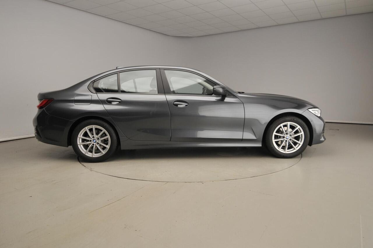 BMW 3-SERIE Sedan 318i | Handbak !! | LED | Navigatie | Trekhaak | Clima | PDC | DAB | Hifi speakers | Alu 16 inch