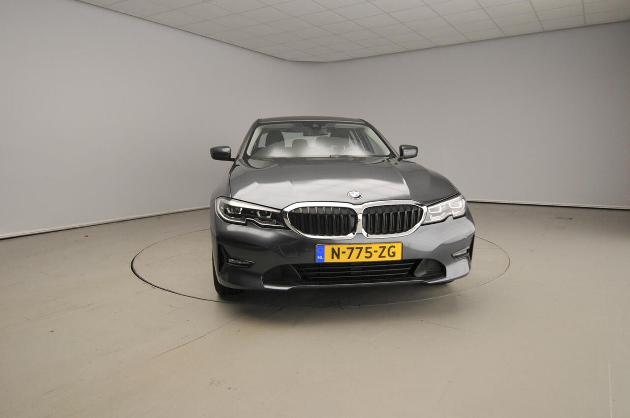 BMW 3-SERIE Sedan 318i | Handbak !! | LED | Navigatie | Trekhaak | Clima | PDC | DAB | Hifi speakers | Alu 16 inch