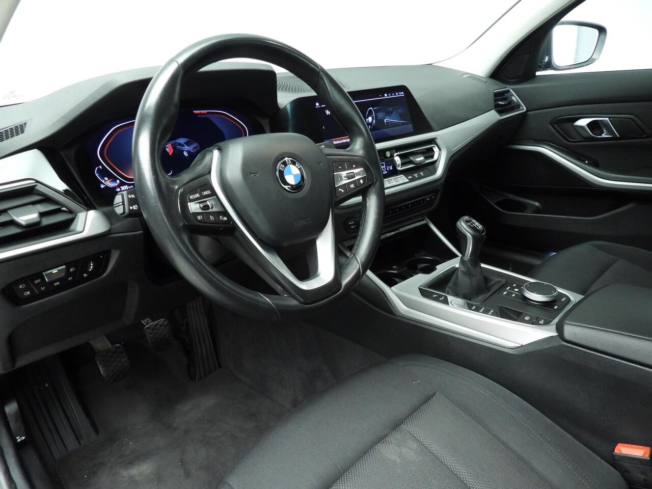 BMW 3-SERIE Sedan 318i | Handbak !! | LED | Navigatie | Trekhaak | Clima | PDC | DAB | Hifi speakers | Alu 16 inch