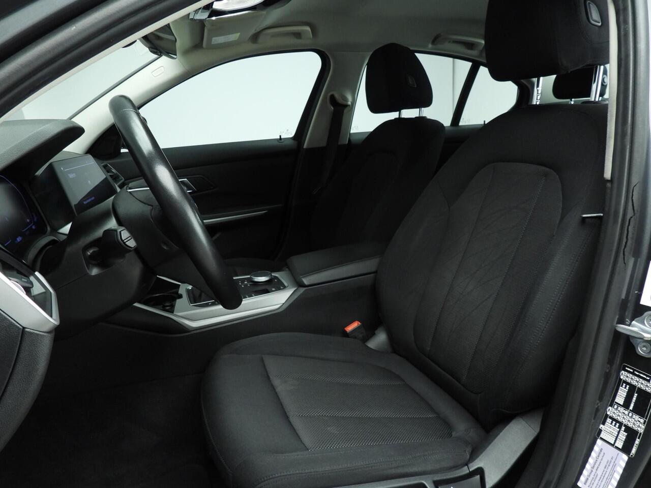 BMW 3-SERIE Sedan 318i | Handbak !! | LED | Navigatie | Trekhaak | Clima | PDC | DAB | Hifi speakers | Alu 16 inch