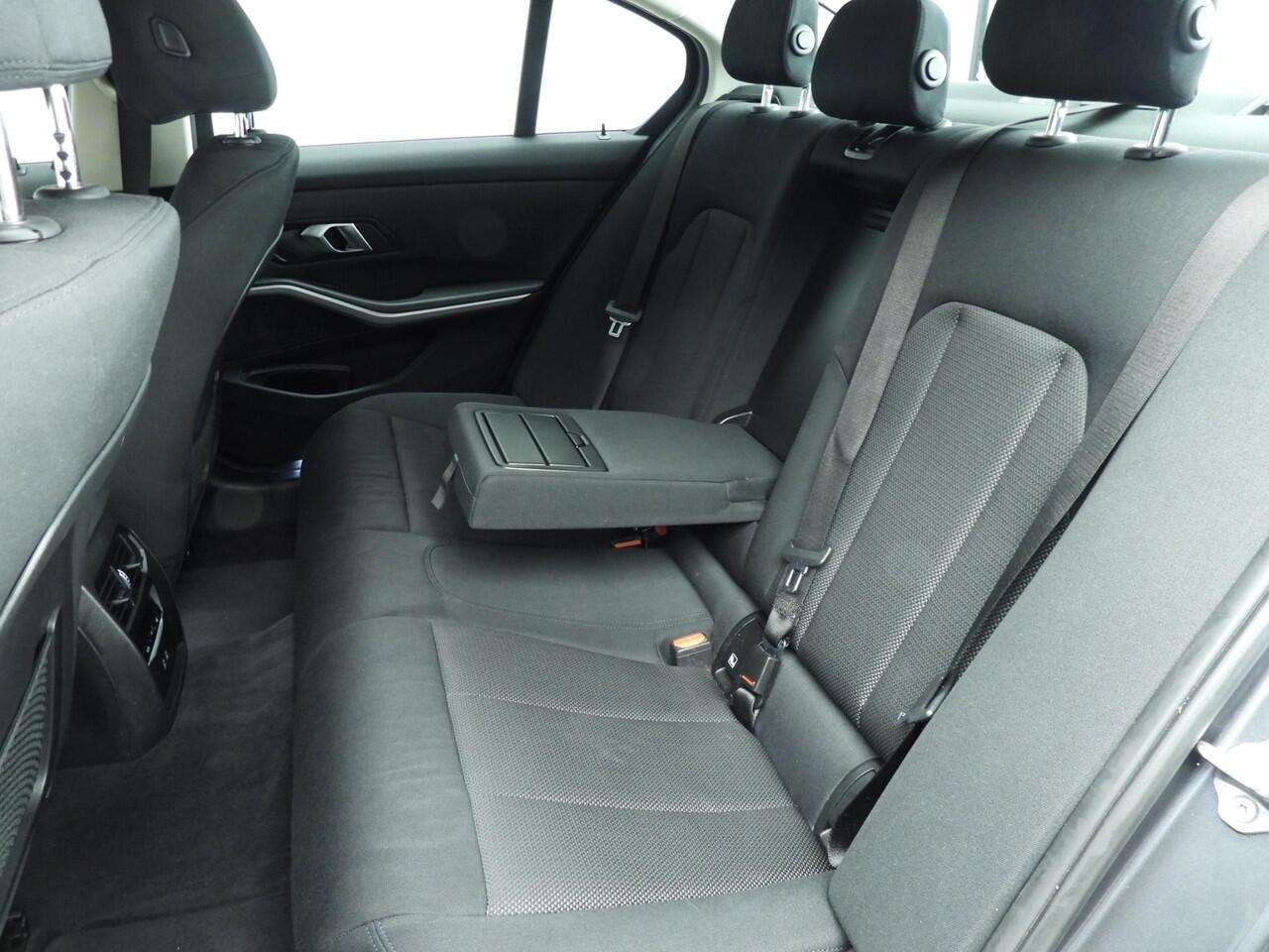 BMW 3-SERIE Sedan 318i | Handbak !! | LED | Navigatie | Trekhaak | Clima | PDC | DAB | Hifi speakers | Alu 16 inch