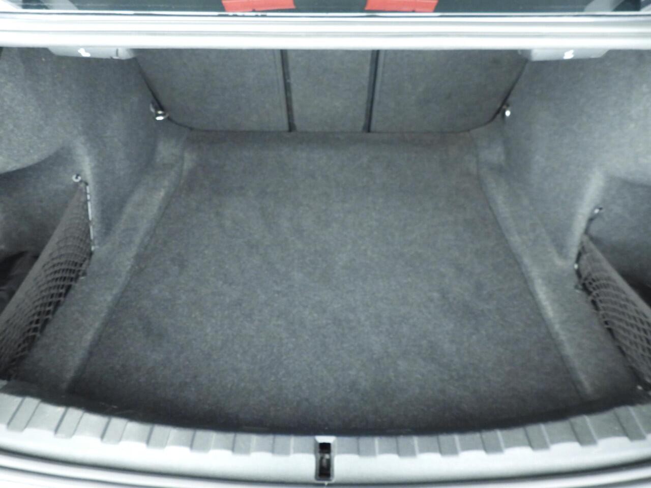 BMW 3-SERIE Sedan 318i | Handbak !! | LED | Navigatie | Trekhaak | Clima | PDC | DAB | Hifi speakers | Alu 16 inch