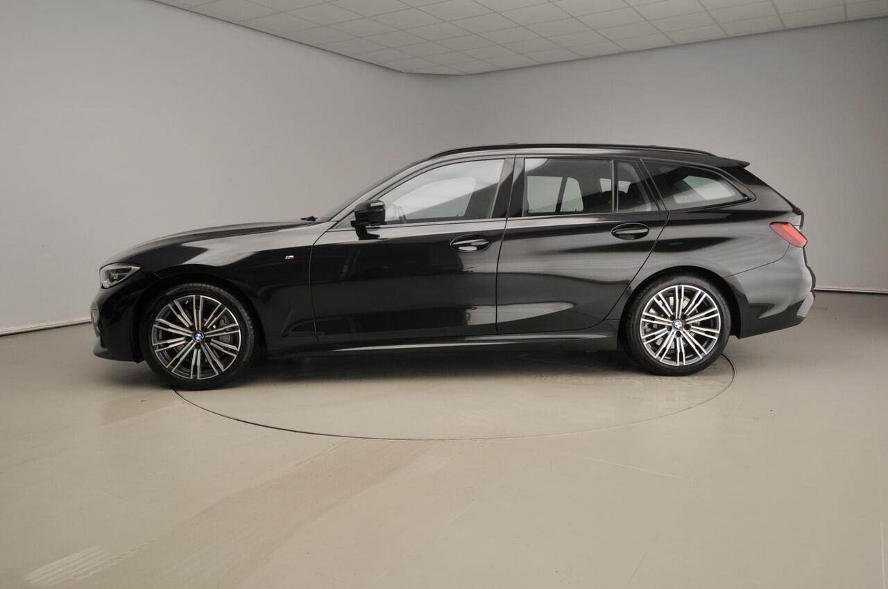 BMW 3-SERIE Touring 330i xDrive M-Sportpakket | LED | Leder | Navigatie | Active cruise | Schuifdak | Trekhaak | DAB | Hifi speakers | Alu 18 inch